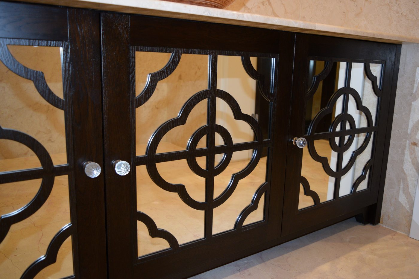 Kuwait residence — carved fretwork screen