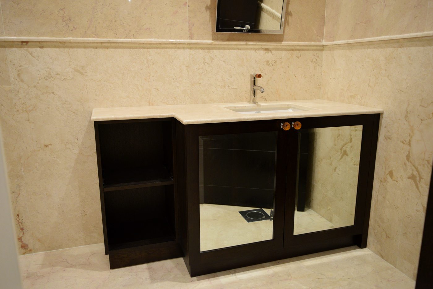 Kuwait residence — console table and mirror