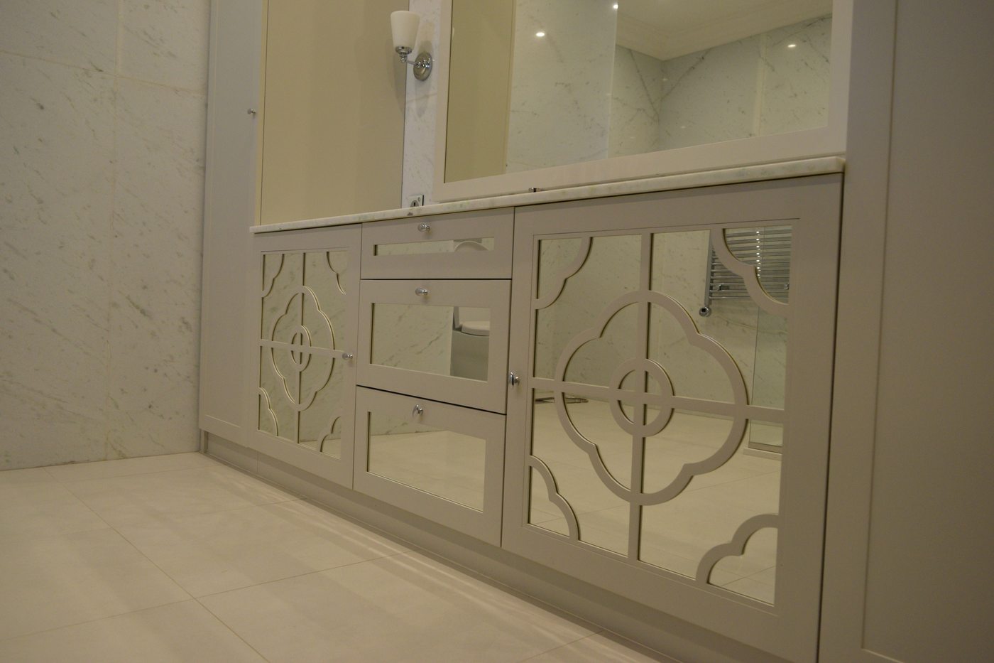 Kuwait residence — mirrored fretwork cabinetry