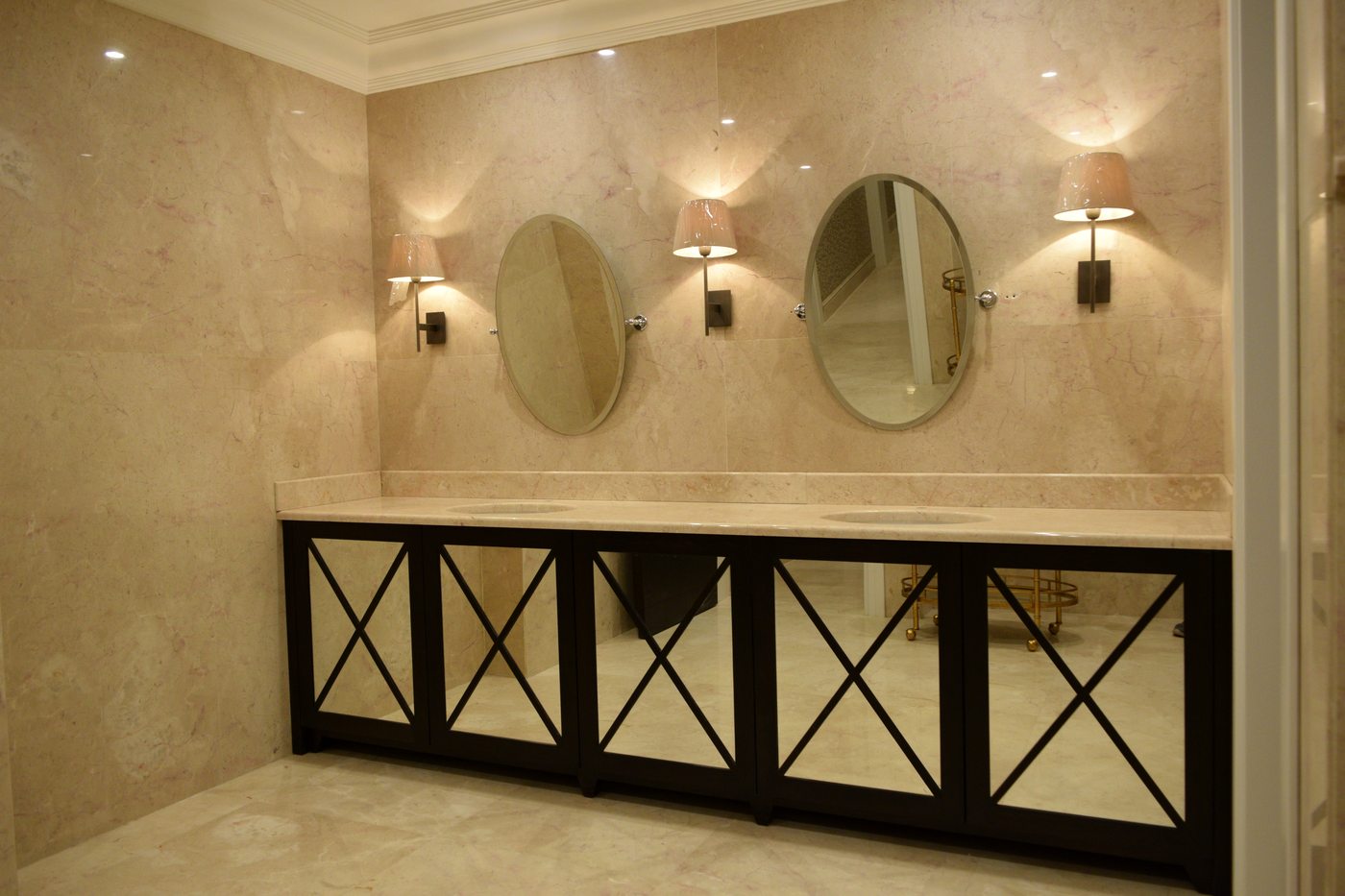Kuwait residence — sideboard with table lamps
