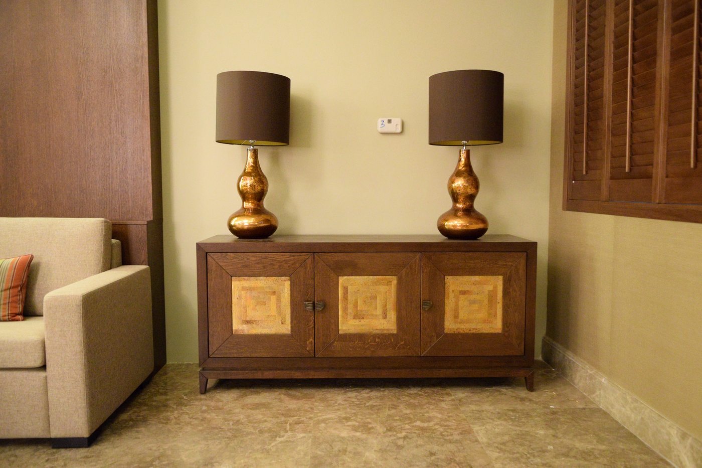 Kuwait residence — console sideboard with lamps and seating