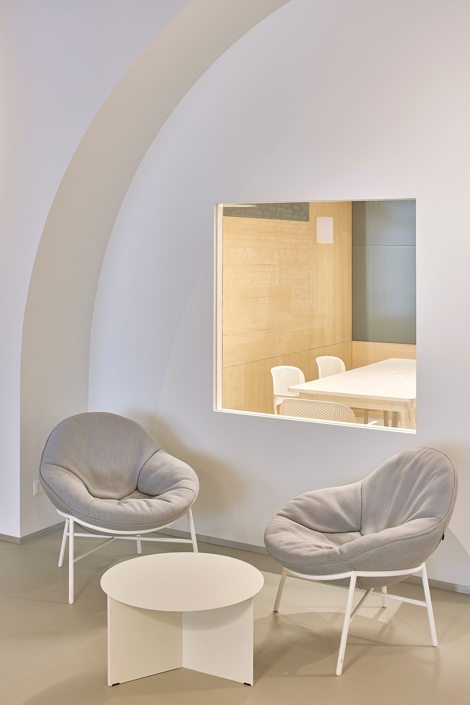 Wix offices — lounge chairs and table in an arched niche